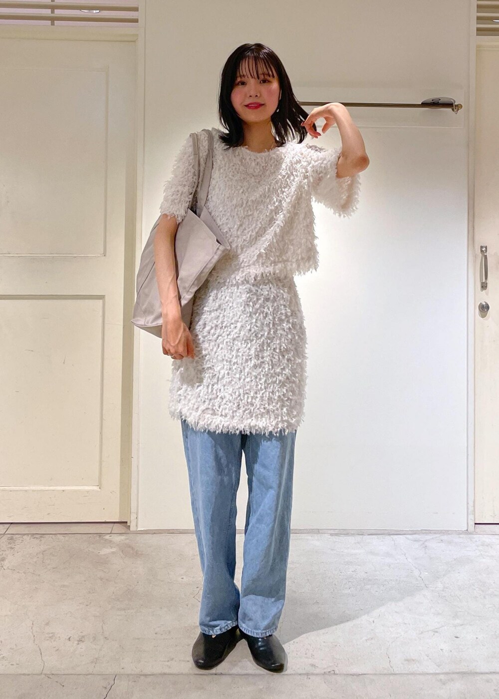 ブルー系のデニムパンツ、ホワイト系のスカート、ホワイト系のTシャツ/カットソーを着用したレディースの夏コーディネートの4枚目の写真