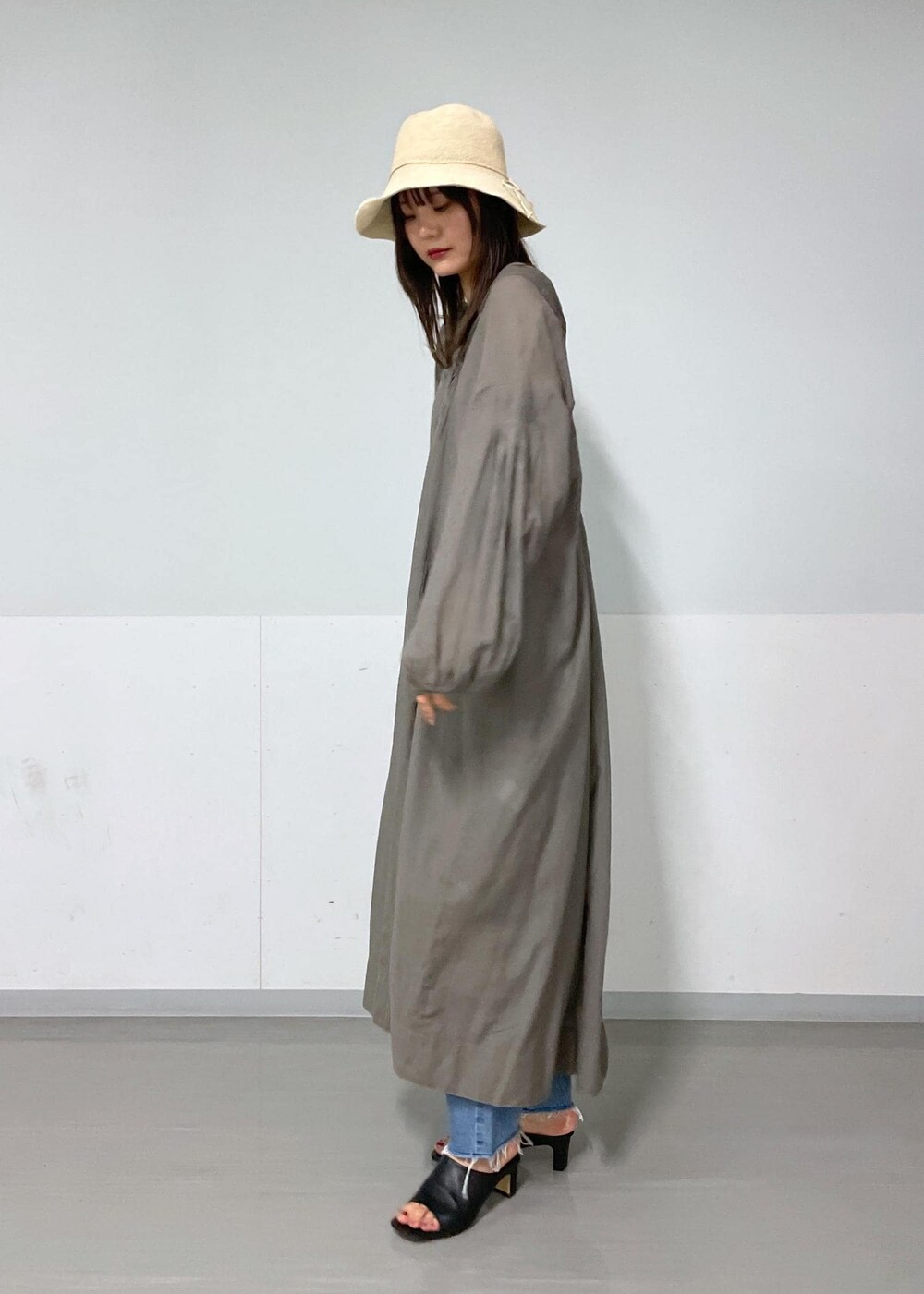 ブラック系のショルダーバッグ、グリーン系のタンクトップ、グレー系のワンピースを着用したレディースの夏コーディネートの5枚目の写真