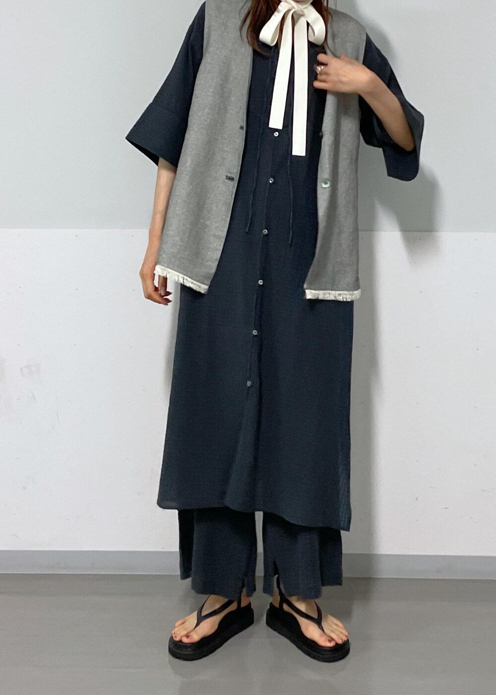 ブラック系のその他パンツ、ブラック系のシャツ/ブラウス、ブラック系のサンダルを着用したレディースの夏コーディネートの4枚目の写真