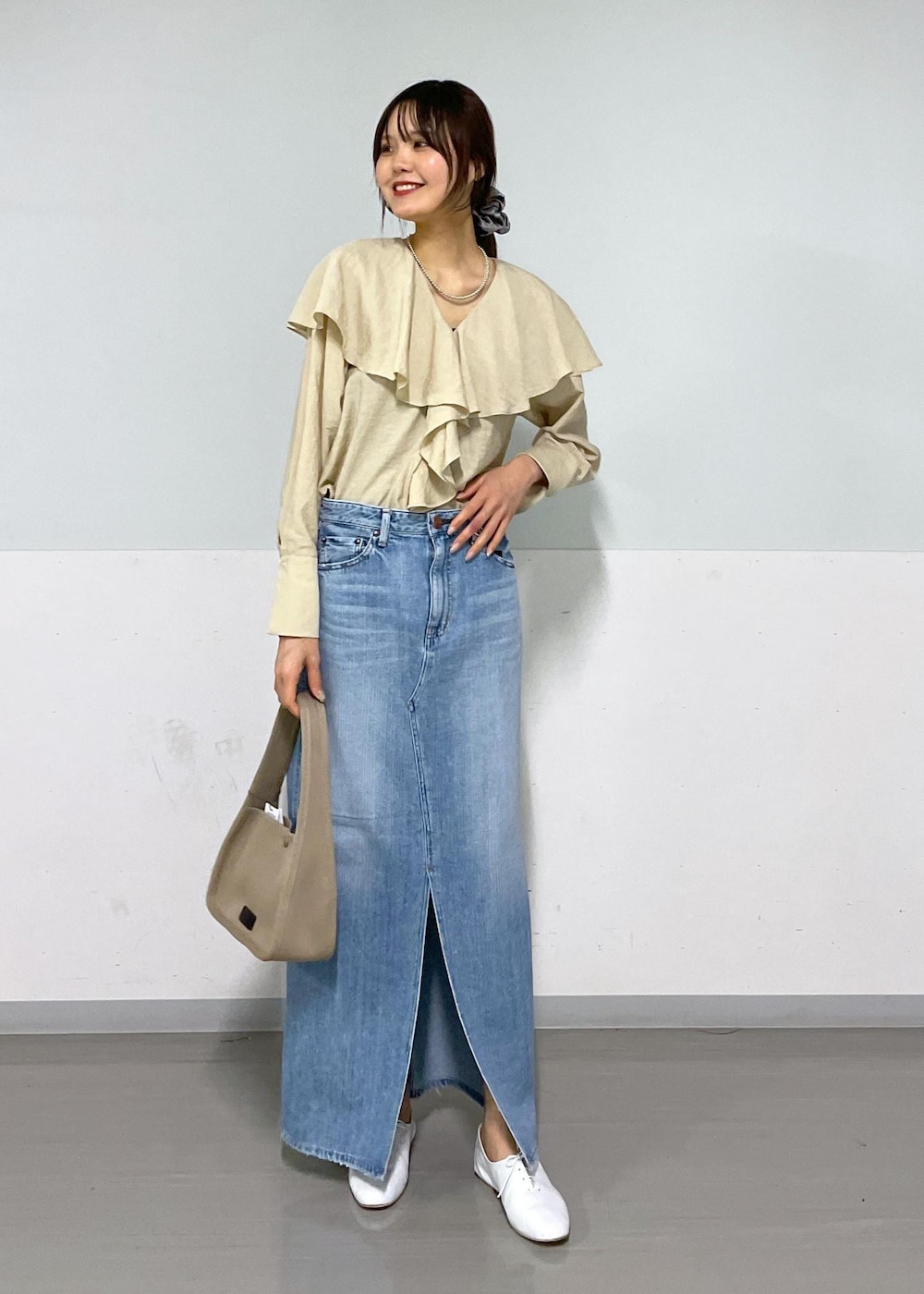 ホワイト系のその他シューズ、ベージュ系のハンドバッグ、ベージュ系のシャツ/ブラウスを着用したレディースの春コーディネートの4枚目の写真