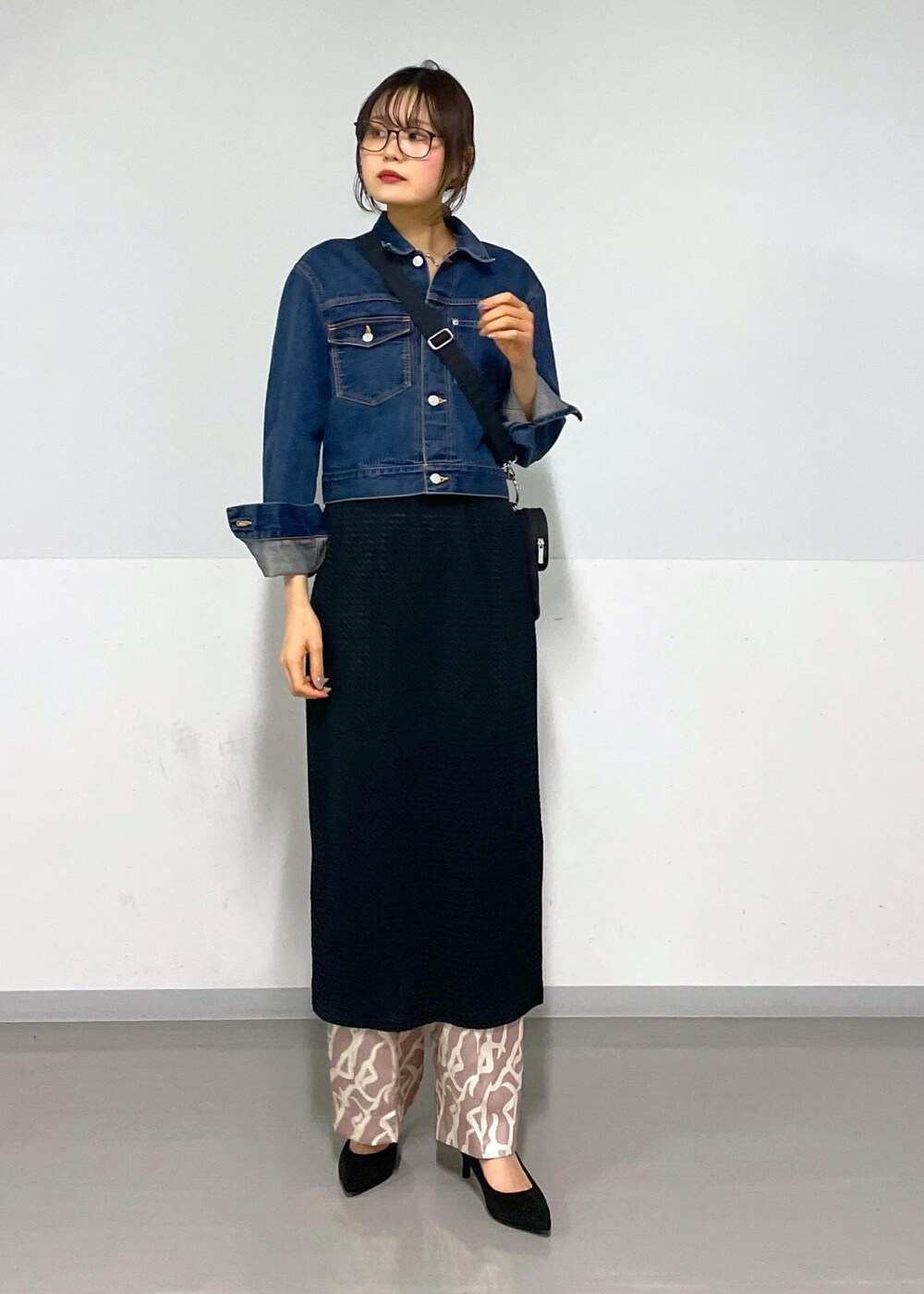 イエロー系のその他パンツ、ブラック系のスカート、ブラック系のトートバッグを着用したレディースの春コーディネートの5枚目の写真