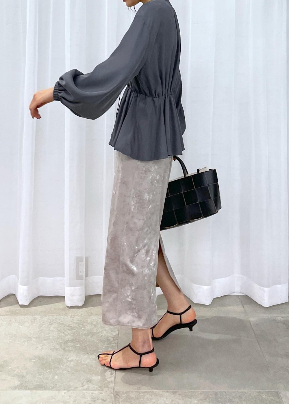 ブラック系のトートバッグ、ベージュ系のスカート、グレー系のシャツ/ブラウスを着用したレディースの冬コーディネートの8枚目の写真