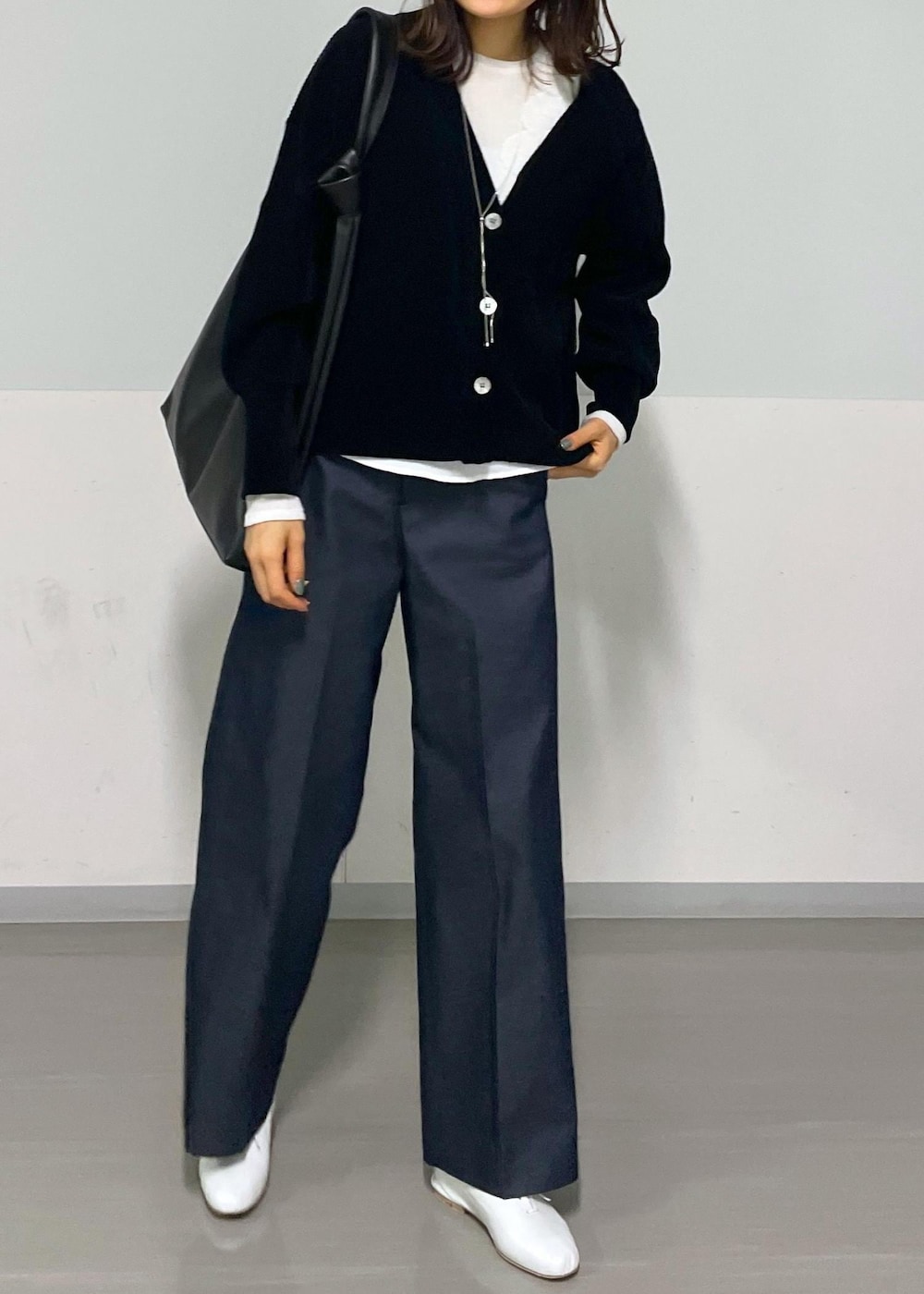 ホワイト系のその他シューズ、ブラック系のトートバッグ、ブラック系のカーディガン/ボレロを着用したレディースの春コーディネートの7枚目の写真