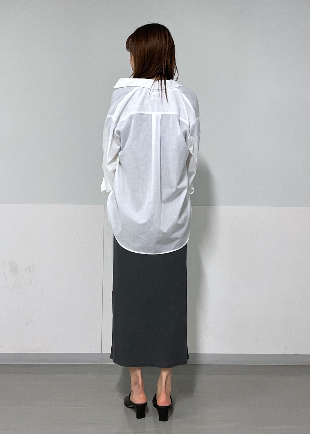 ブルー系のTシャツ/カットソー、ブラック系のハンドバッグ、グレー系のスカートを着用したレディースの夏コーディネートの4枚目の写真