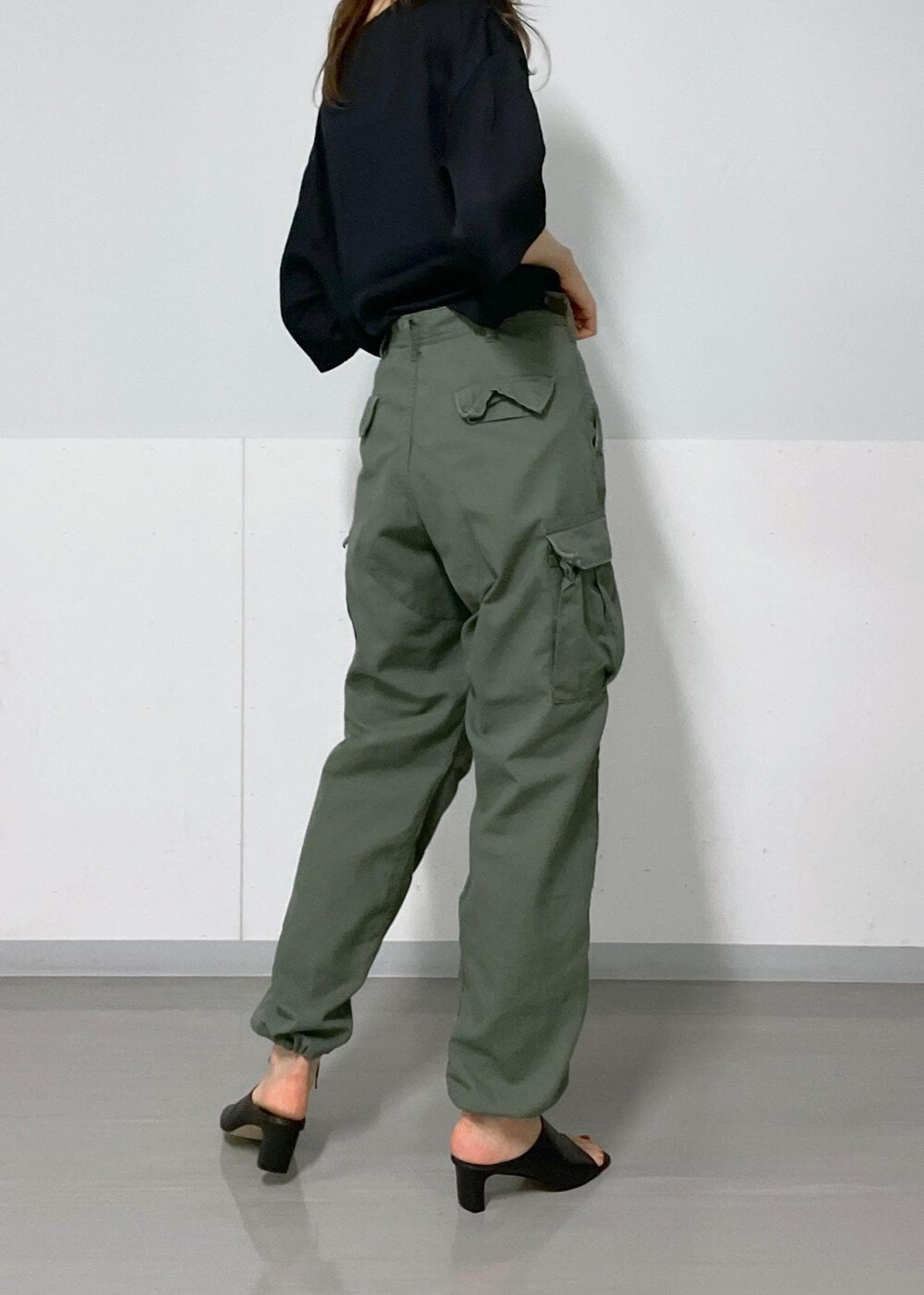 ホワイト系のトートバッグ、ブラック系のサンダル、グリーン系のカーゴパンツを着用したレディースの夏コーディネートの7枚目の写真