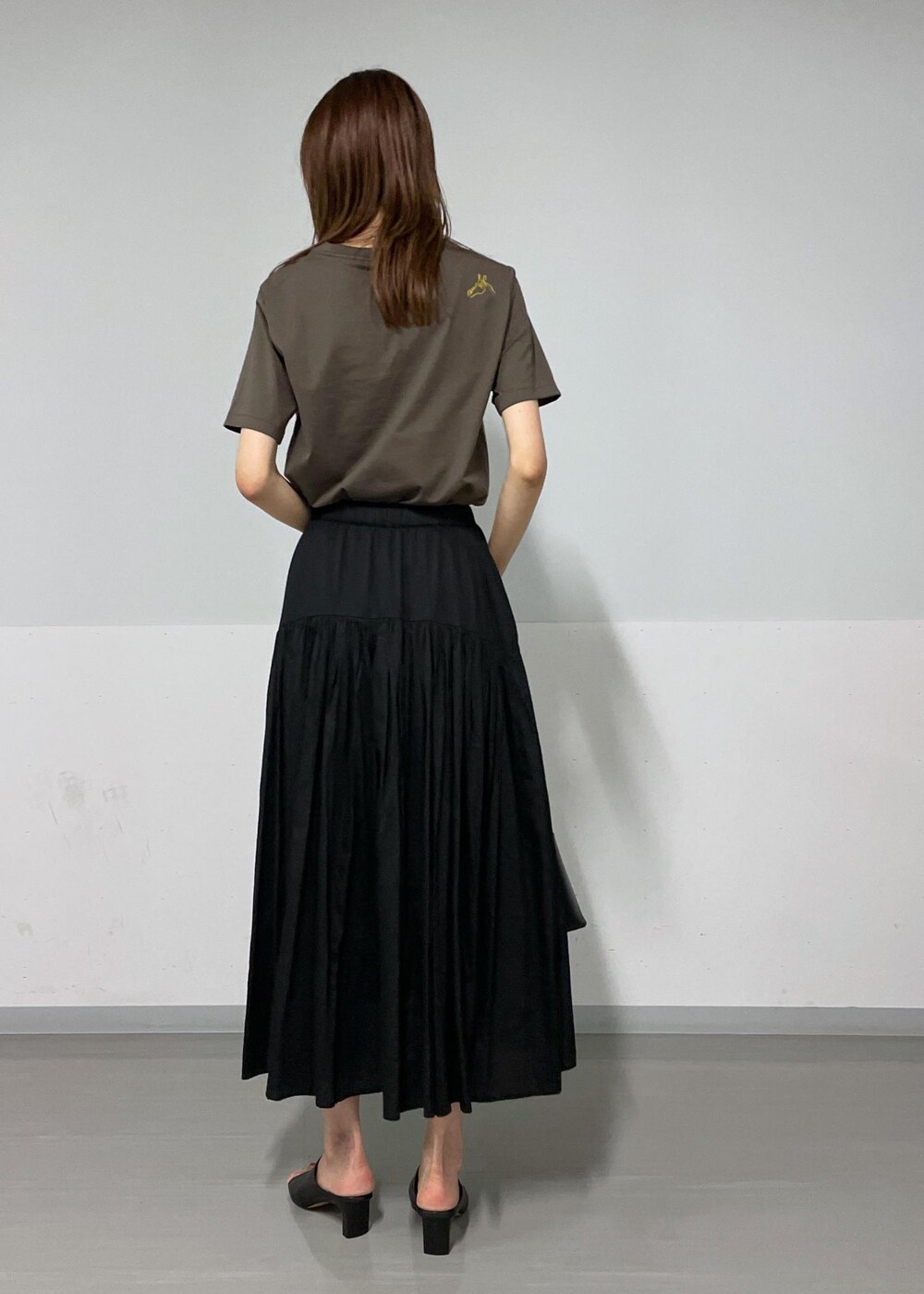 ブラック系のトートバッグ、ブラック系のサンダル、ブラック系のスカートを着用したレディースの夏コーディネートの2枚目の写真