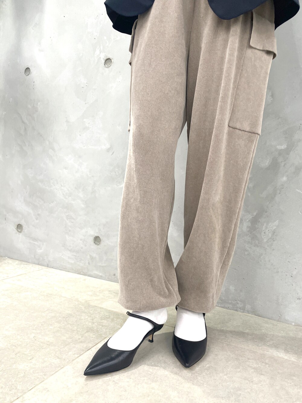 ブルー系のジャケット/アウター、ブルー系のトップス、ベージュ系のカーゴパンツを着用したレディースの秋コーディネートの5枚目の写真