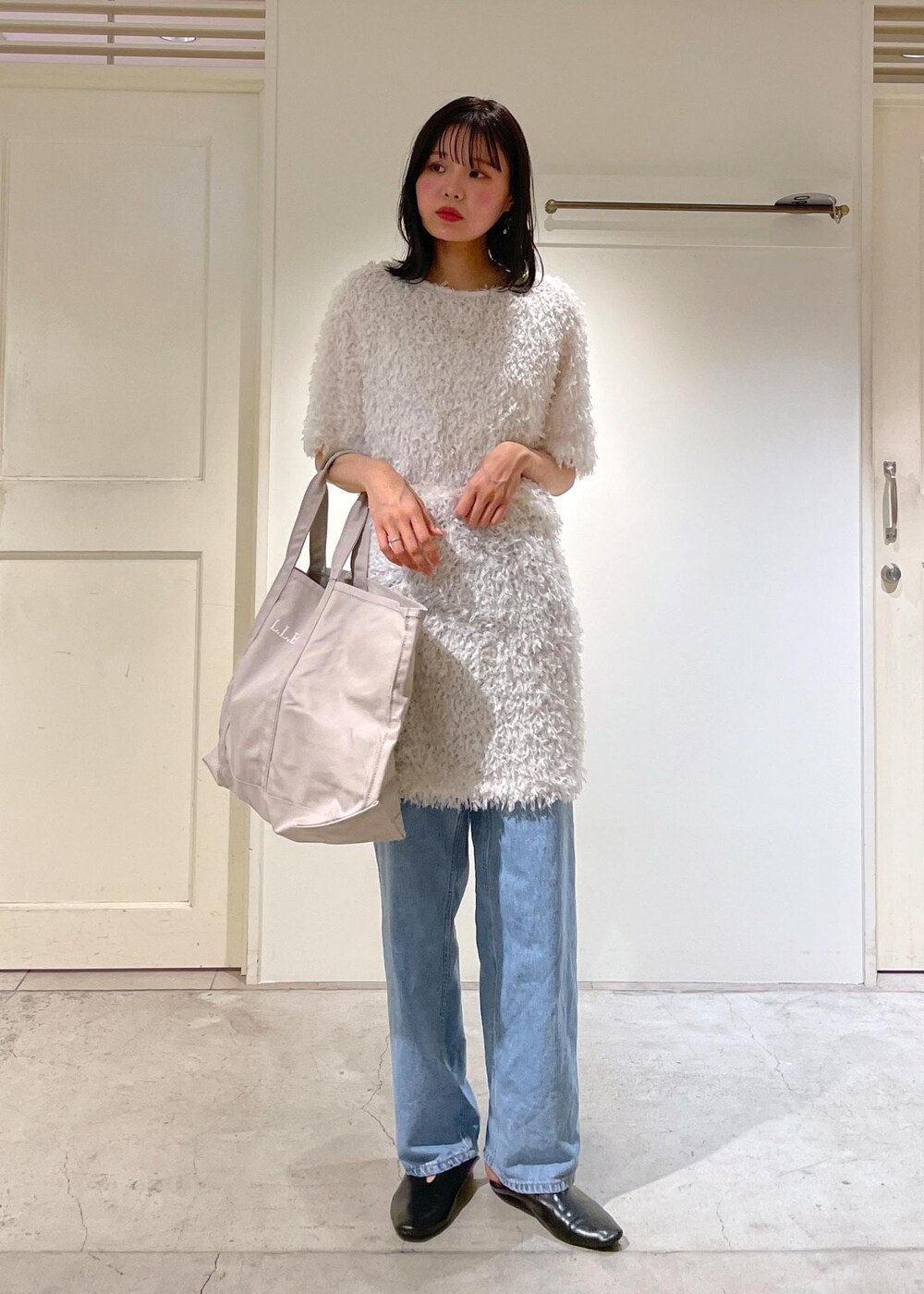ブルー系のデニムパンツ、ホワイト系のスカート、ホワイト系のTシャツ/カットソーを着用したレディースの夏コーディネートの2枚目の写真