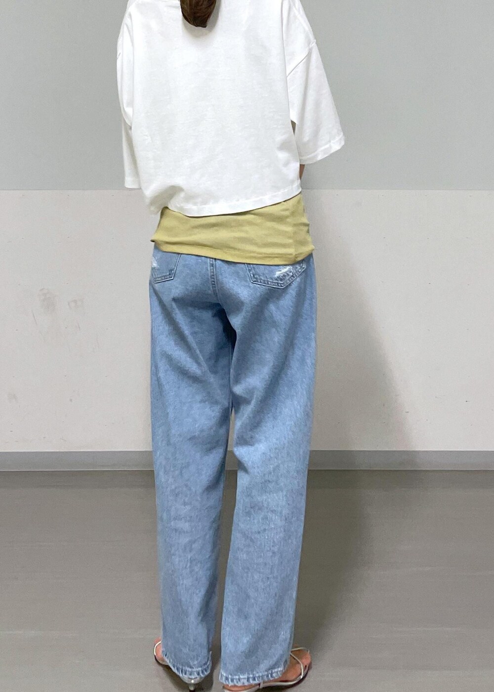 シルバー系のサンダル、ホワイト系のTシャツ/カットソー、イエロー系のキャミソールを着用したレディースの夏コーディネートの4枚目の写真