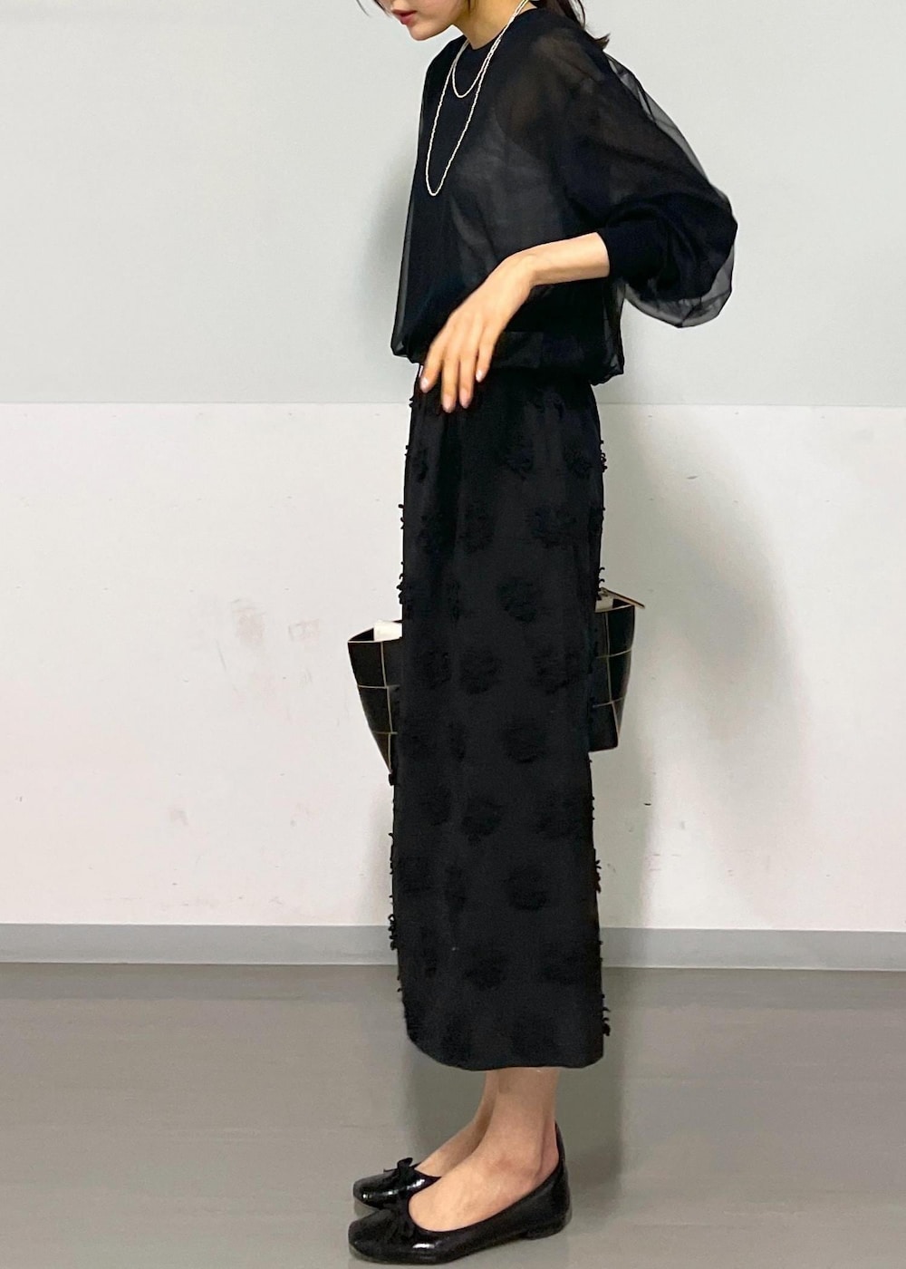 ブラック系のトートバッグ、ホワイト系のキャミソール、ブラック系のTシャツ/カットソーを着用したレディースの春コーディネートの10枚目の写真