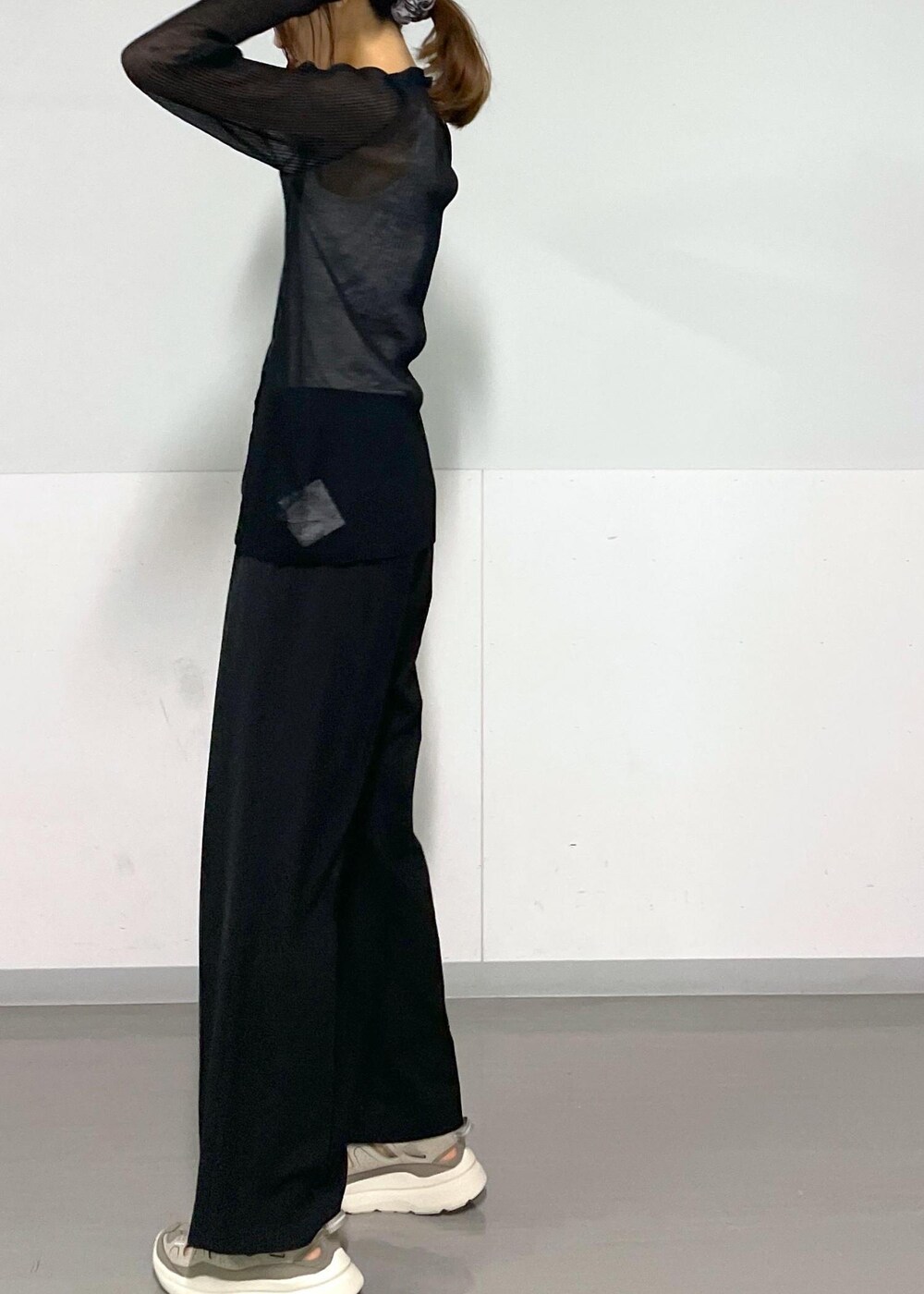 グレー系のタンクトップ、ブラック系のボディバッグ/ウエストポーチ、ブラック系のカーディガン/ボレロを着用したレディースの春コーディネートの8枚目の写真