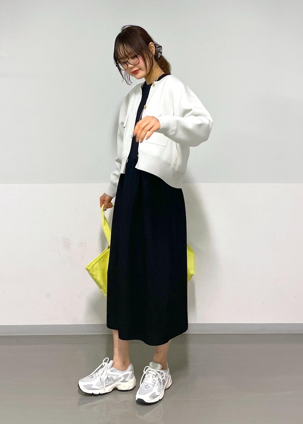 ブラック系のワンピース、ホワイト系のスニーカーを着用したレディースの春コーディネートの4枚目の写真