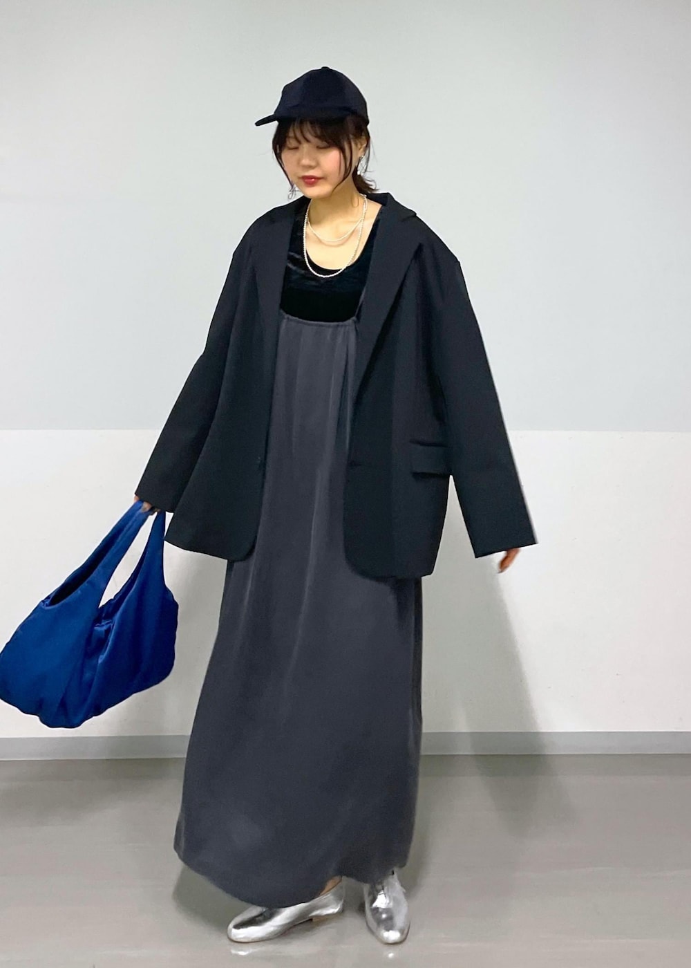 シルバー系のその他シューズ、ブラック系のTシャツ/カットソー、グレー系のワンピースを着用したレディースの冬コーディネートの5枚目の写真