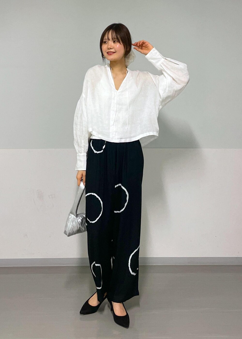 ホワイト系のシャツ/ブラウス、シルバー系のハンドバッグを着用したレディースの春コーディネートの5枚目の写真