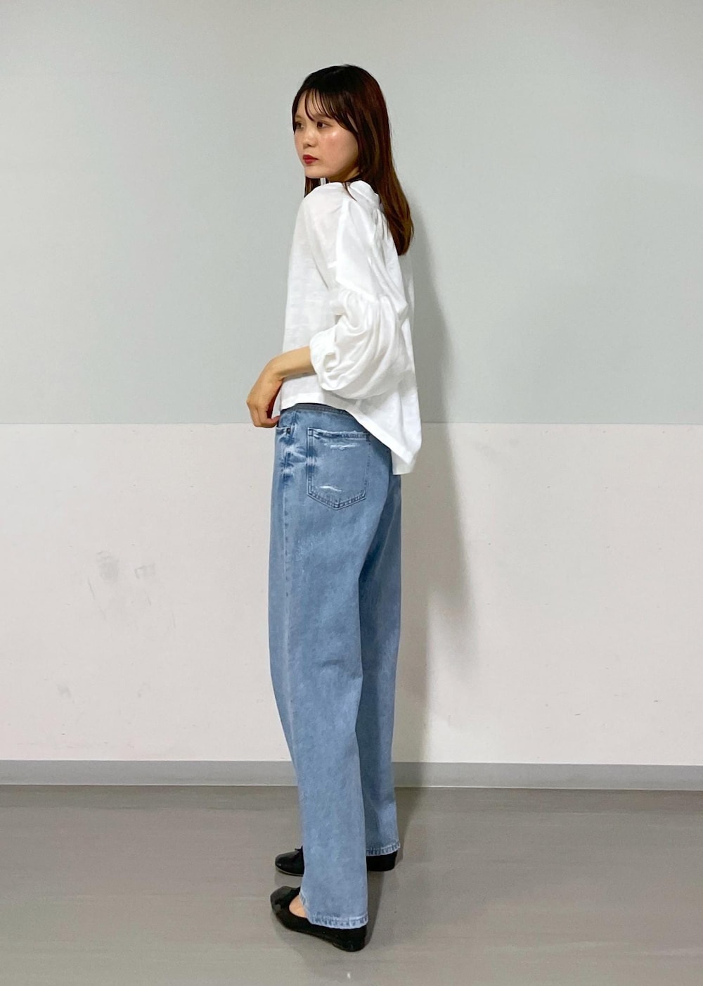 グレー系のタンクトップ、ピンク系のハンドバッグ、ホワイト系のシャツ/ブラウスを着用したレディースの夏コーディネートの3枚目の写真