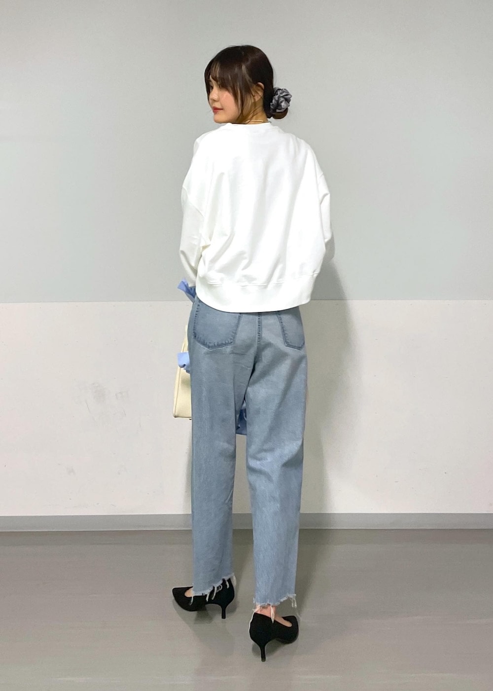 ブルー系のシャツ/ブラウス、ホワイト系のスウェット、ブルー系のデニムパンツを着用したレディースの冬コーディネートの9枚目の写真