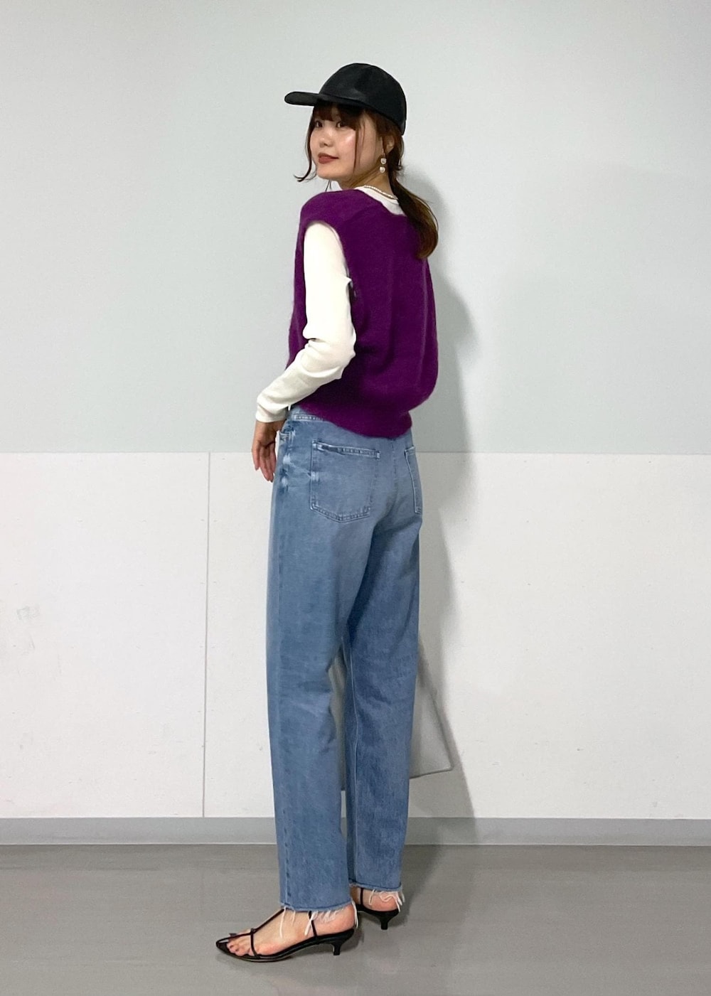 ブラック系のサンダル、シルバー系のトートバッグ、パープル系のベストを着用したレディースの夏コーディネートの2枚目の写真