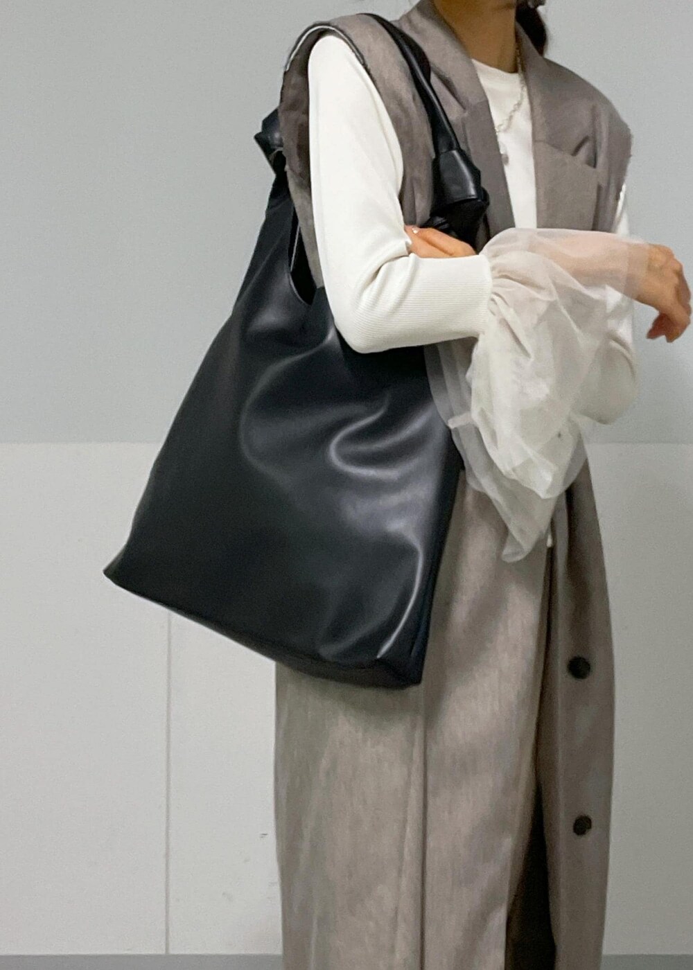 ベージュ系のジャンパースカート、ホワイト系のTシャツ/カットソー、ブラック系のバレエシューズを着用したレディースの秋コーディネートの5枚目の写真