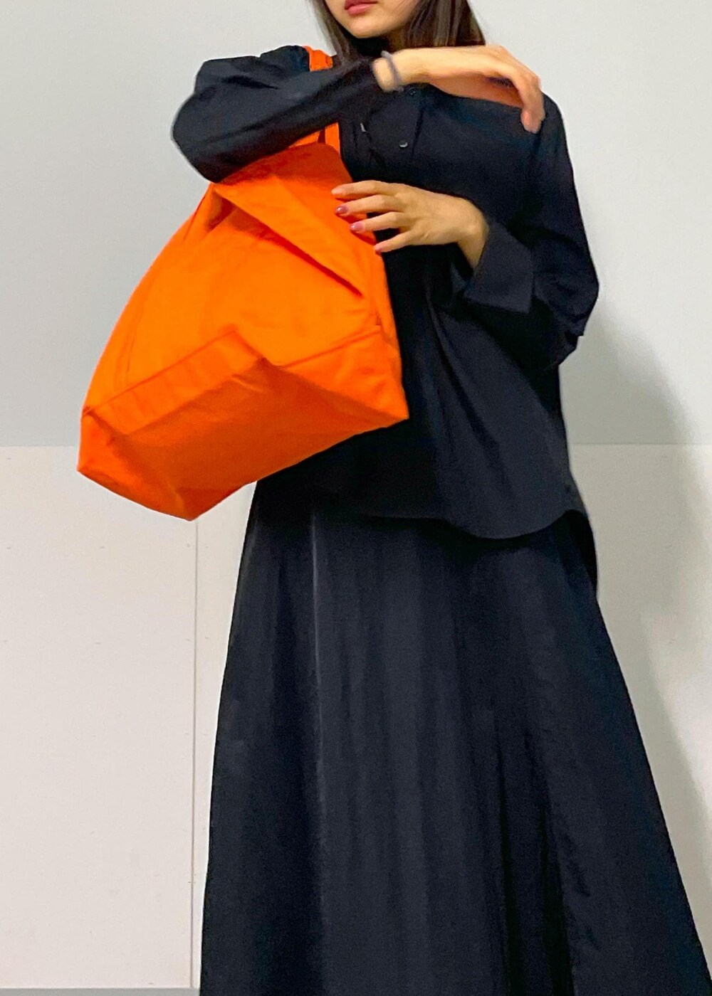 ブラック系のスカート、ブラック系のバレエシューズ、ホワイト系のカーディガン/ボレロを着用したレディースの秋コーディネートの10枚目の写真