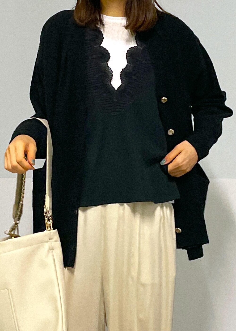 ベージュ系のその他パンツ、ブラック系のカーディガン/ボレロ、ベージュ系のトートバッグを着用したレディースの冬コーディネートの10枚目の写真