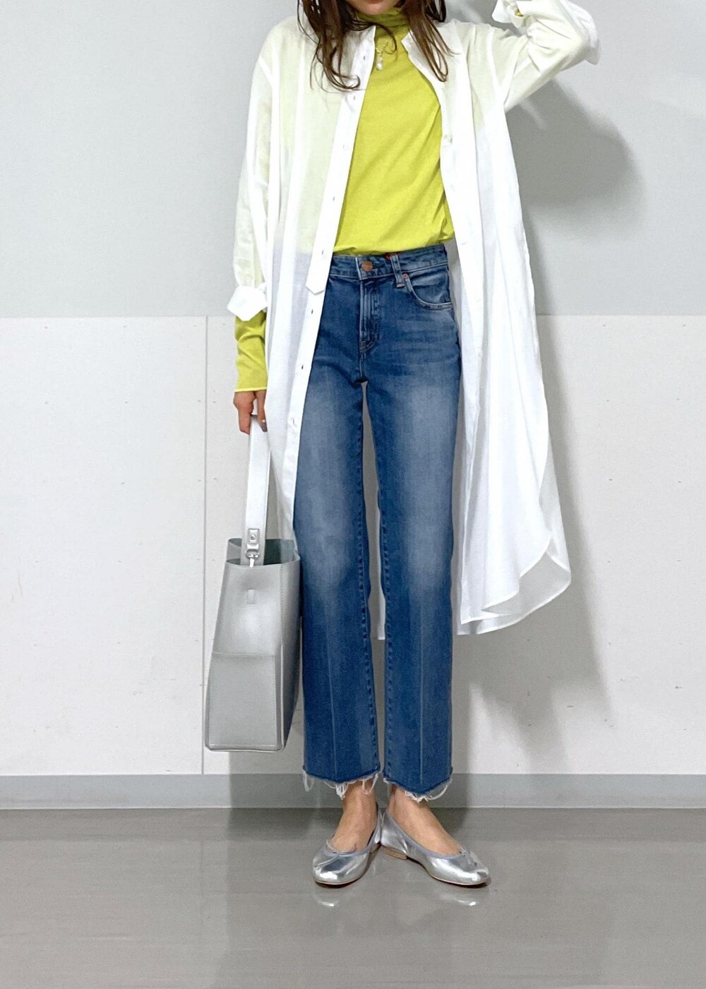 シルバー系のバレエシューズ、グリーン系のTシャツ/カットソー、ホワイト系のシャツ/ブラウスを着用したレディースの夏コーディネートの9枚目の写真