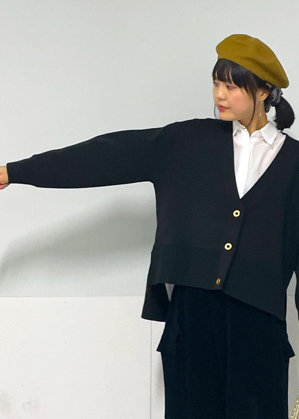 ベージュ系のショルダーバッグ、ブラック系のサンダル、ブラック系のカーゴパンツを着用したレディースの秋コーディネートの8枚目の写真