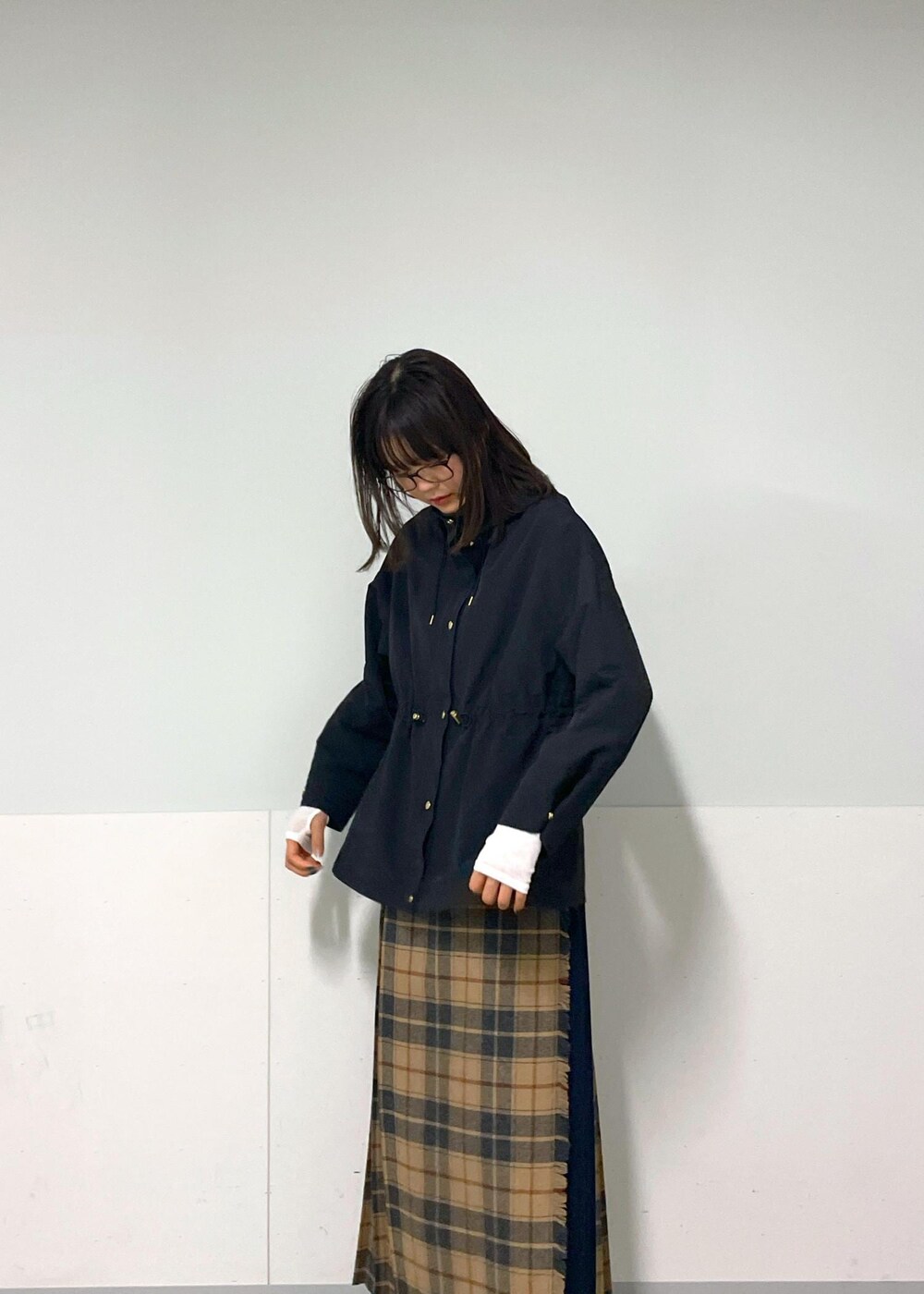 イエロー系のショルダーバッグ、ホワイト系のTシャツ/カットソー、ベージュ系のスカートを着用したレディースの秋コーディネートの5枚目の写真