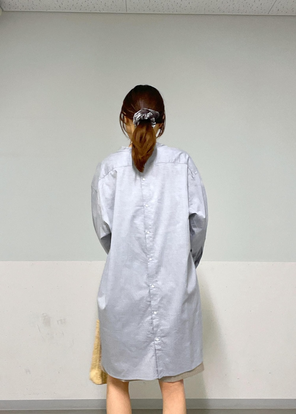 ベージュ系のその他パンツ、シルバー系のサンダル、グレー系のシャツ/ブラウスを着用したレディースの夏コーディネートの8枚目の写真