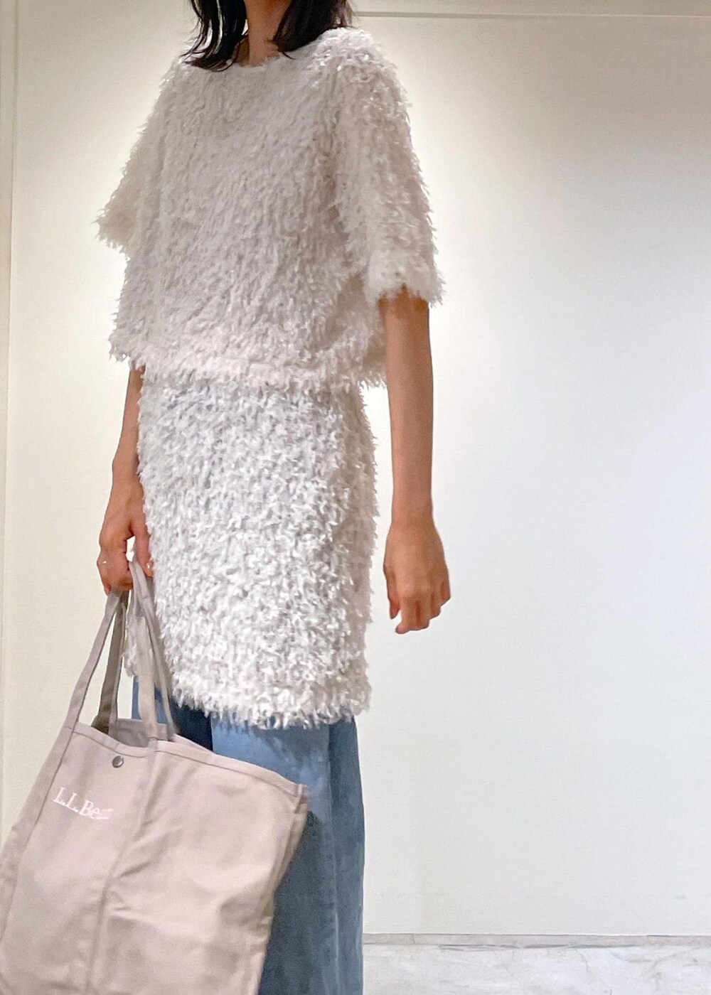 ブルー系のデニムパンツ、ホワイト系のスカート、ホワイト系のTシャツ/カットソーを着用したレディースの夏コーディネートの10枚目の写真