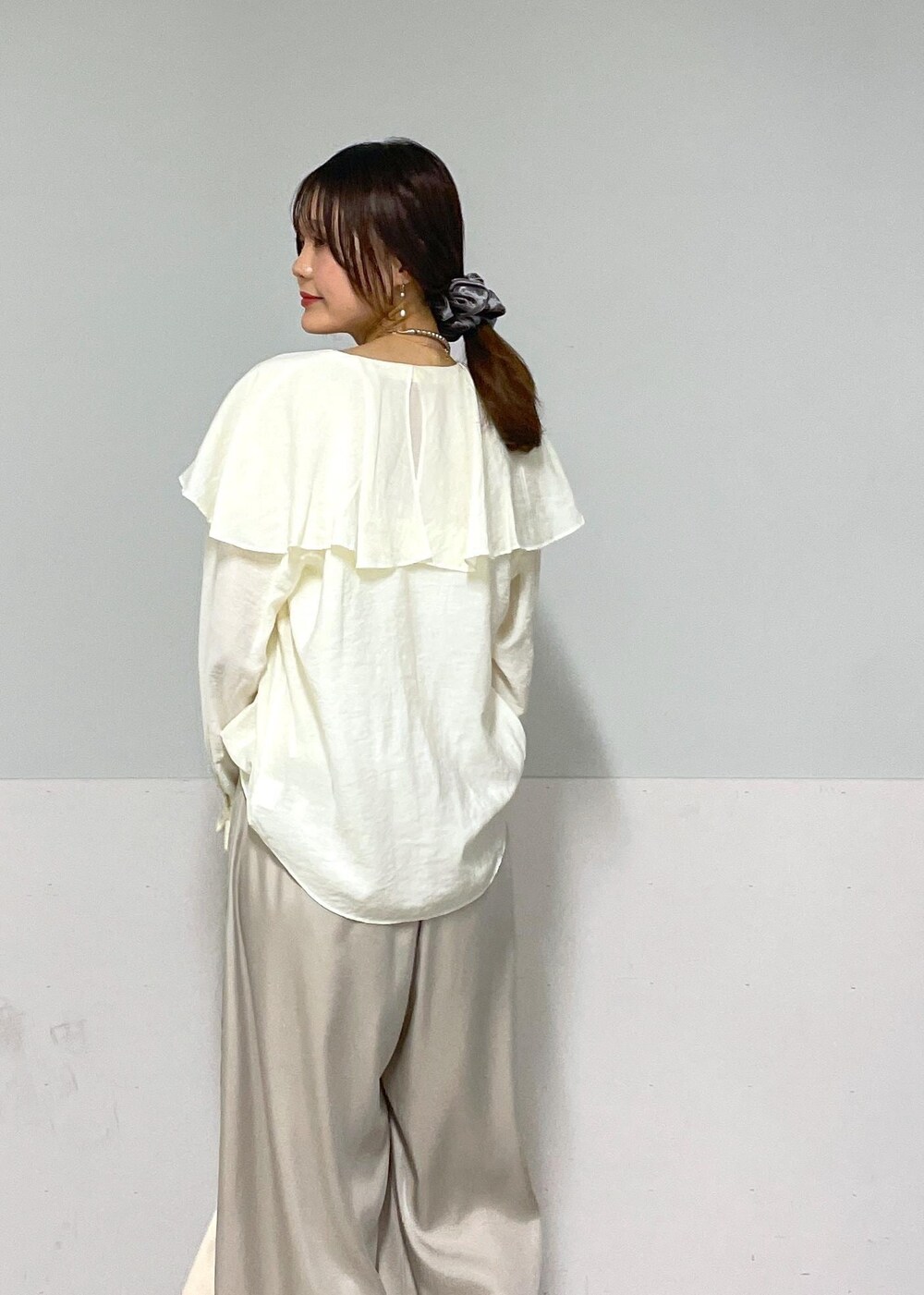 ホワイト系のシャツ/ブラウス、シルバー系のサンダル、ホワイト系のショルダーバッグを着用したレディースの夏コーディネートの7枚目の写真