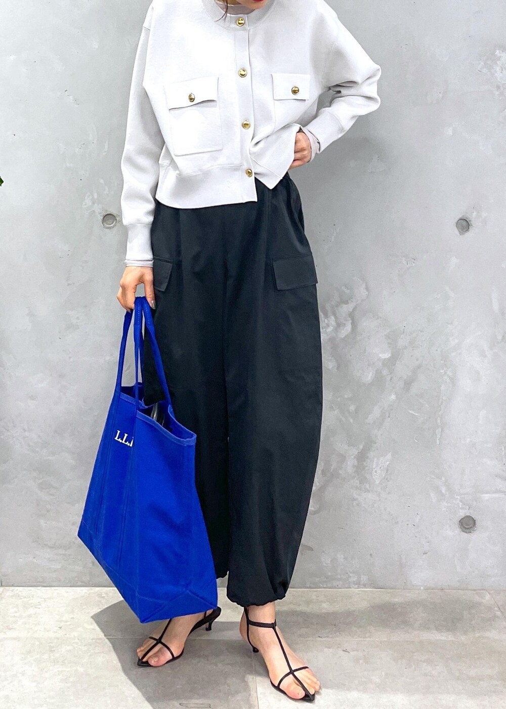 グレー系のTシャツ/カットソー、ブラック系のカーゴパンツ、グレー系のカーディガン/ボレロを着用したレディースの冬コーディネートの5枚目の写真