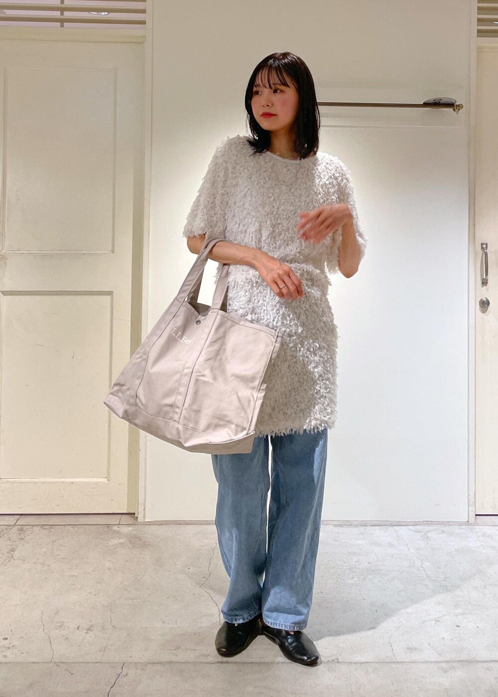 ブルー系のデニムパンツ、ホワイト系のスカート、ホワイト系のTシャツ/カットソーを着用したレディースの夏コーディネートの6枚目の写真
