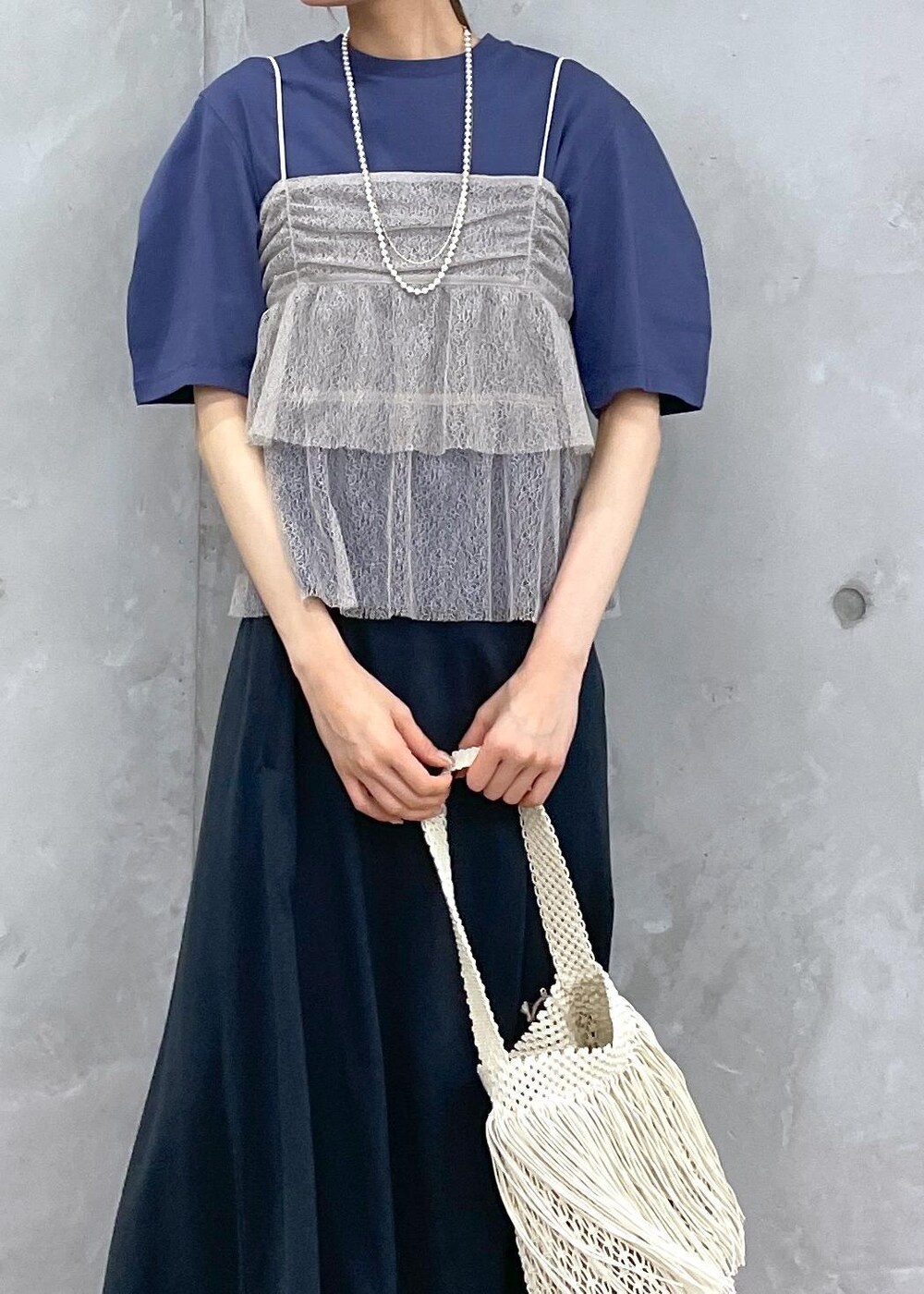 ホワイト系のハンドバッグ、ブルー系のTシャツ/カットソー、ブラウン系のキャミソールを着用したレディースの春コーディネートの8枚目の写真