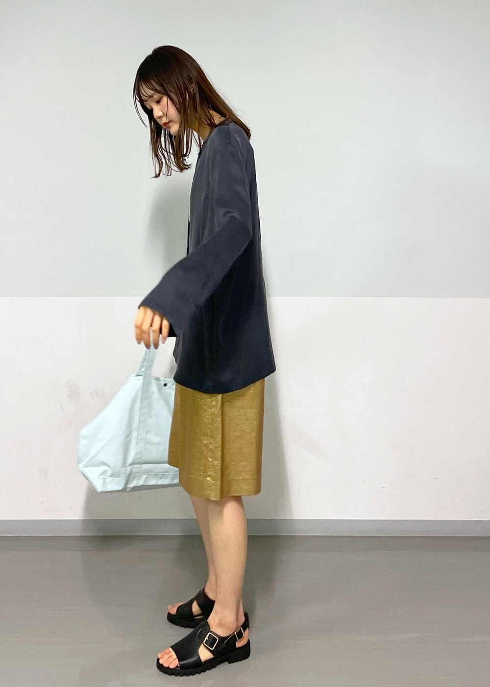 ゴールド系のその他パンツ、グレー系のノーカラージャケット、ブラック系のサンダルを着用したレディースの春コーディネートの8枚目の写真