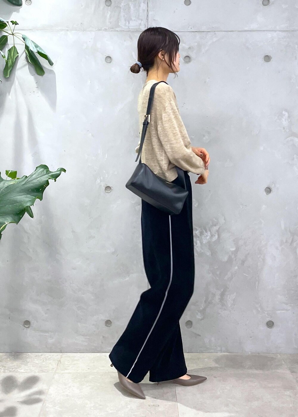 ブラック系のショルダーバッグ、ブラック系のその他パンツ、ベージュ系のカーディガン/ボレロを着用したレディースの冬コーディネートの8枚目の写真