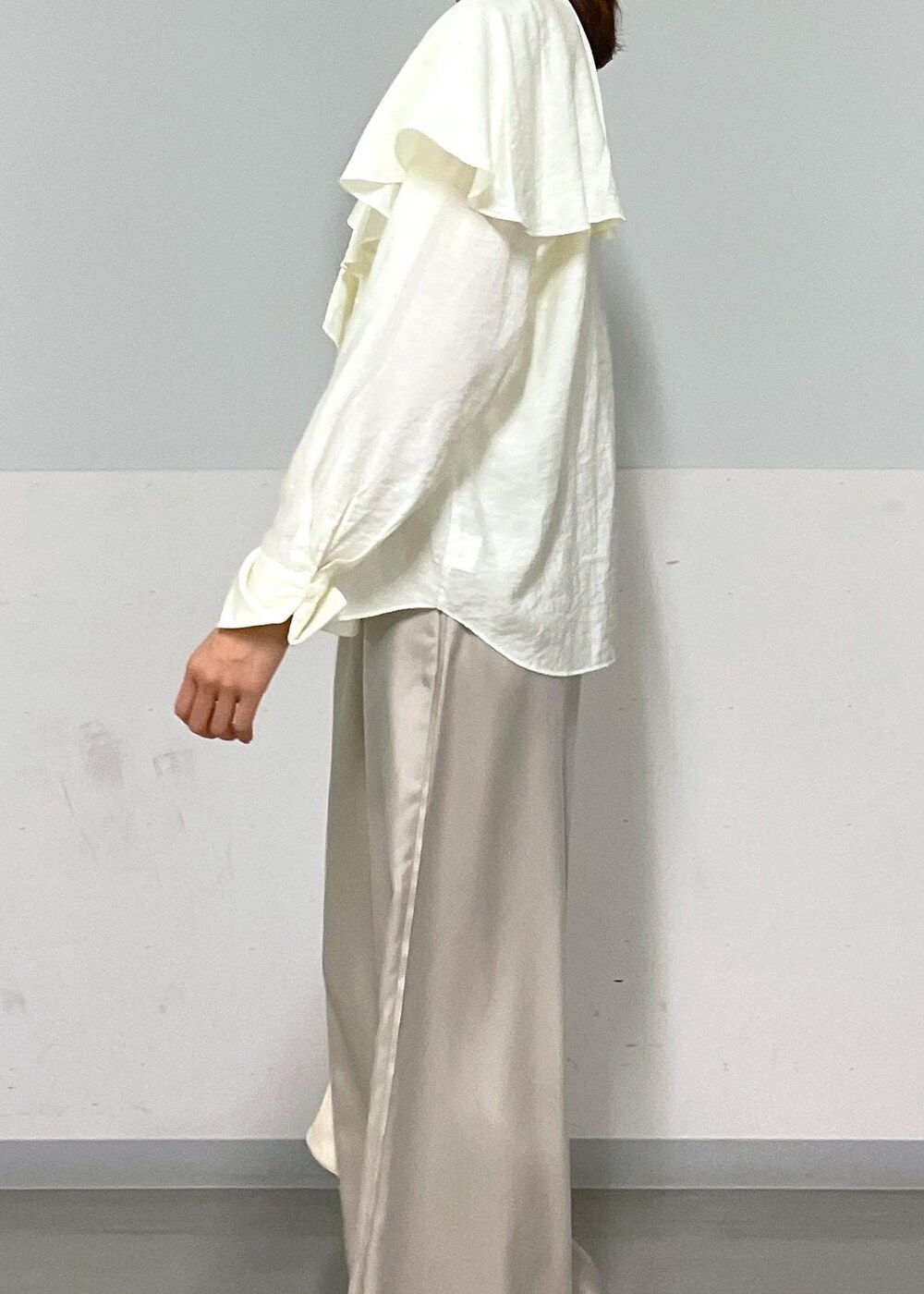 ホワイト系のシャツ/ブラウス、シルバー系のサンダル、ホワイト系のショルダーバッグを着用したレディースの夏コーディネートの8枚目の写真