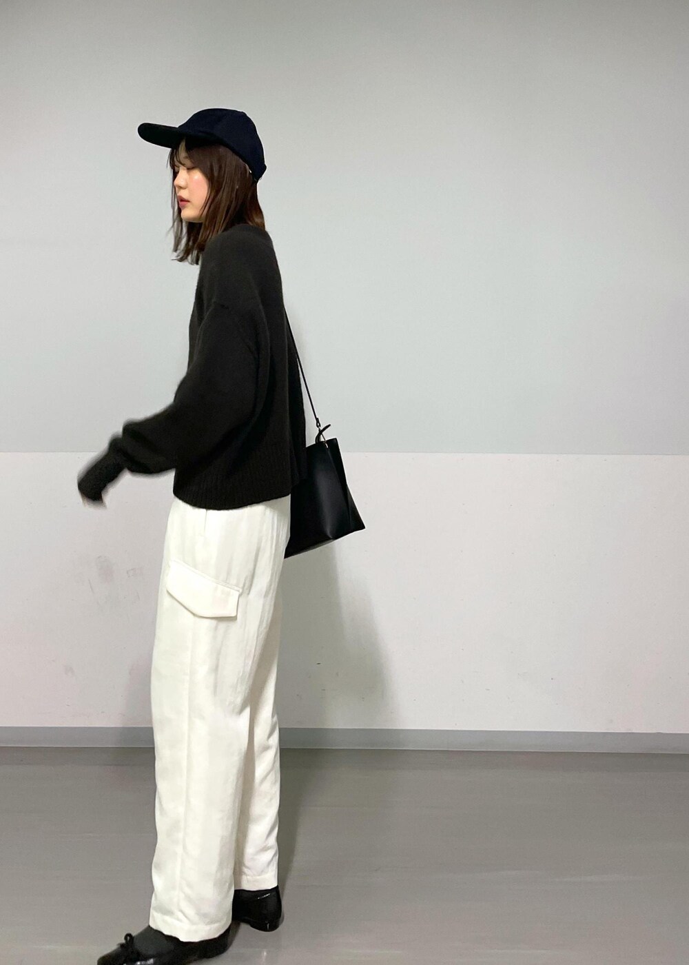 ブラウン系のニット/セーター、ホワイト系のカーゴパンツ、ホワイト系のTシャツ/カットソーを着用したレディースの冬コーディネートの6枚目の写真