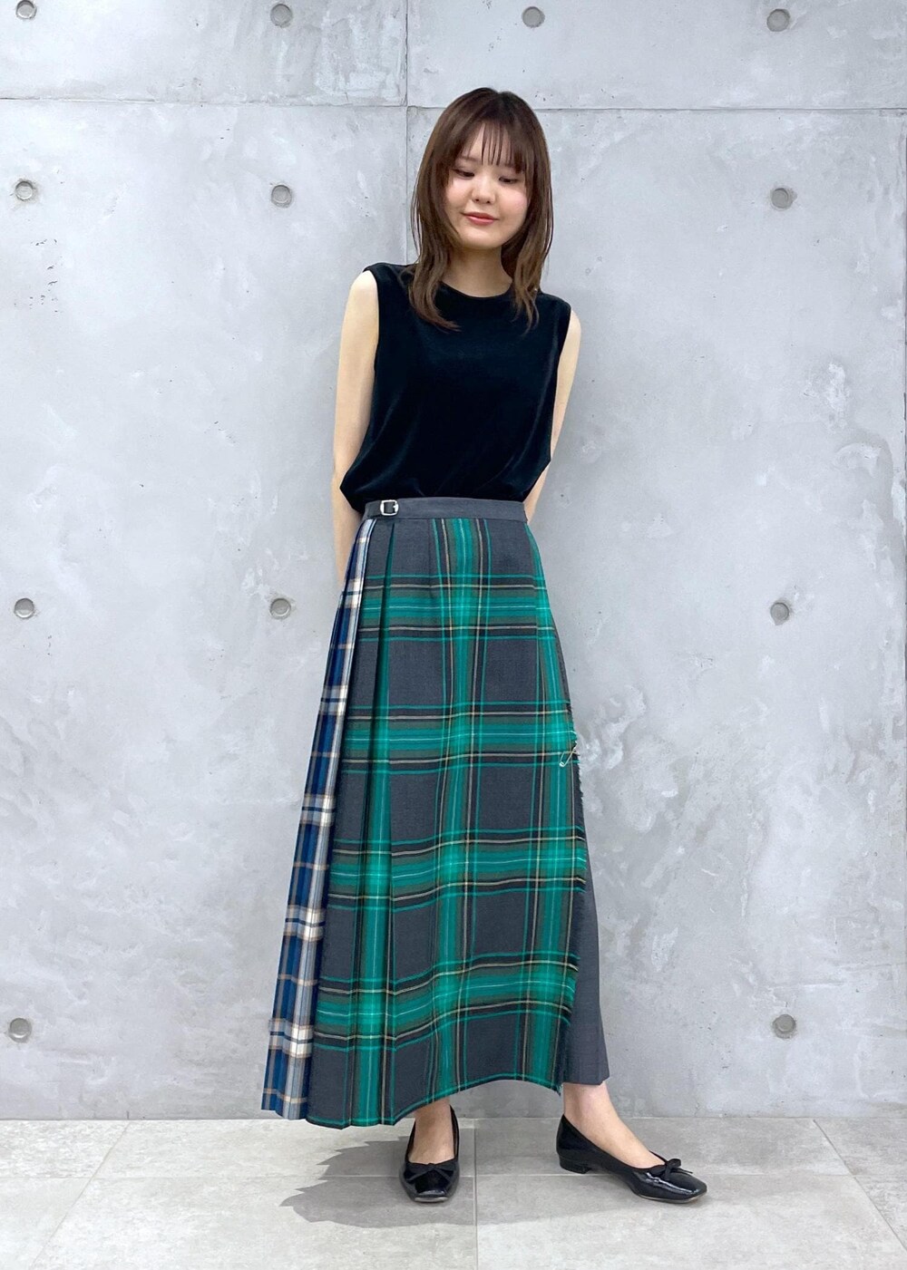 ブラック系のTシャツ/カットソー、グリーン系のスカートを着用したレディースの夏コーディネートの2枚目の写真