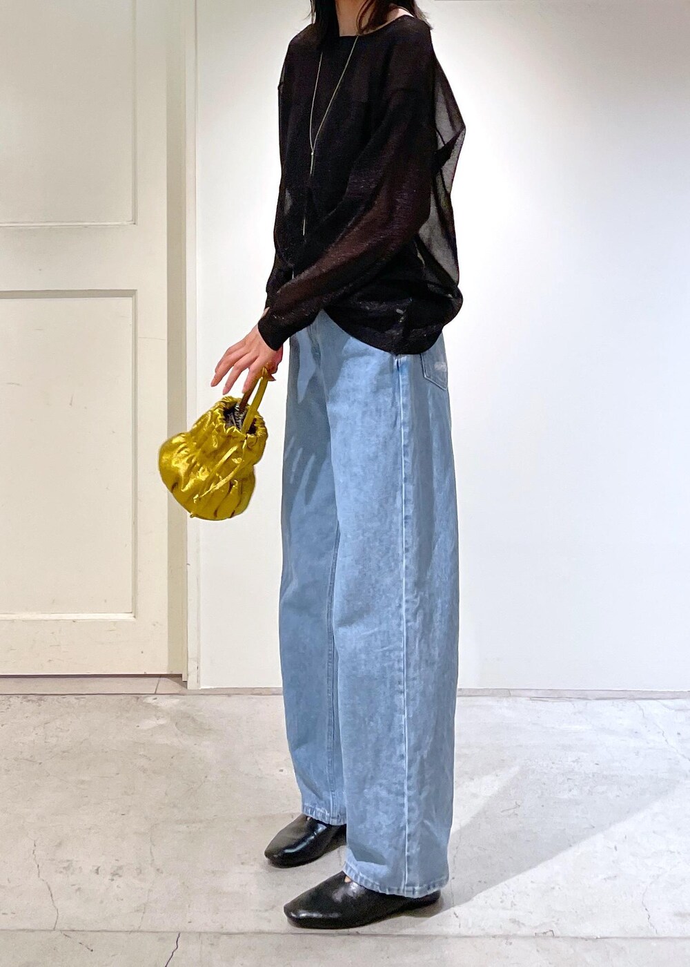 イエロー系のショルダーバッグ、ブルー系のデニムパンツ、ブラック系のTシャツ/カットソーを着用したレディースの夏コーディネートの7枚目の写真