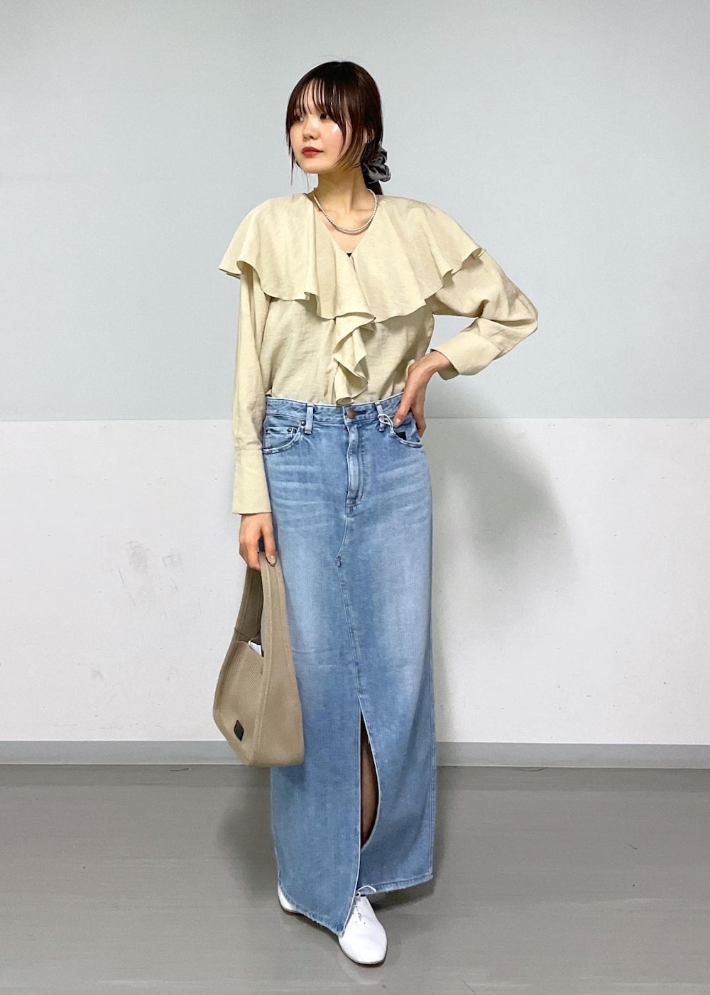 ホワイト系のその他シューズ、ベージュ系のハンドバッグ、ベージュ系のシャツ/ブラウスを着用したレディースの春コーディネートの7枚目の写真