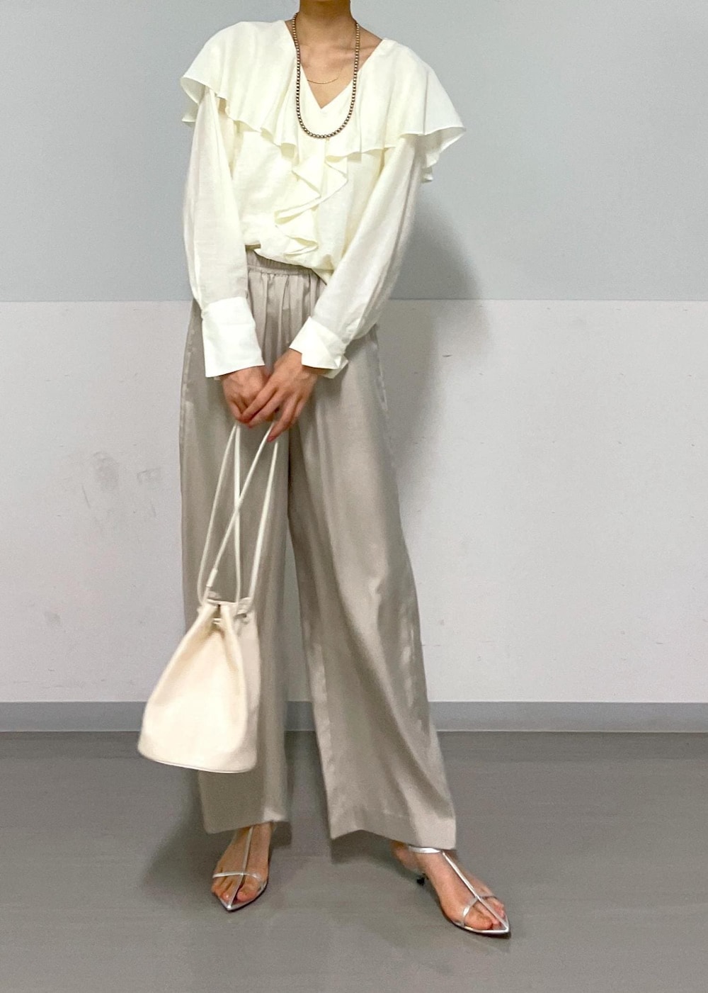 ホワイト系のシャツ/ブラウス、シルバー系のサンダル、ホワイト系のショルダーバッグを着用したレディースの夏コーディネートの10枚目の写真