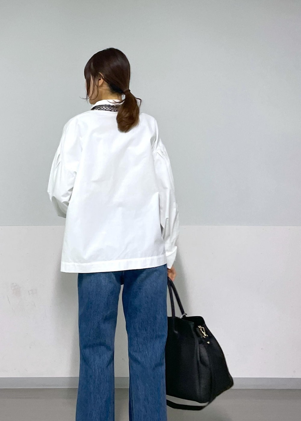 ホワイト系のシャツ/ブラウス、ブルー系のデニムパンツを着用したレディースの春コーディネートの4枚目の写真