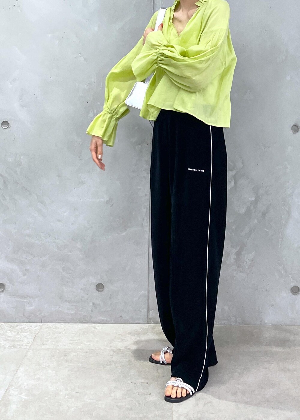 シルバー系のショルダーバッグ、ブラック系のその他パンツ、シルバー系のサンダルを着用したレディースの春コーディネートの6枚目の写真