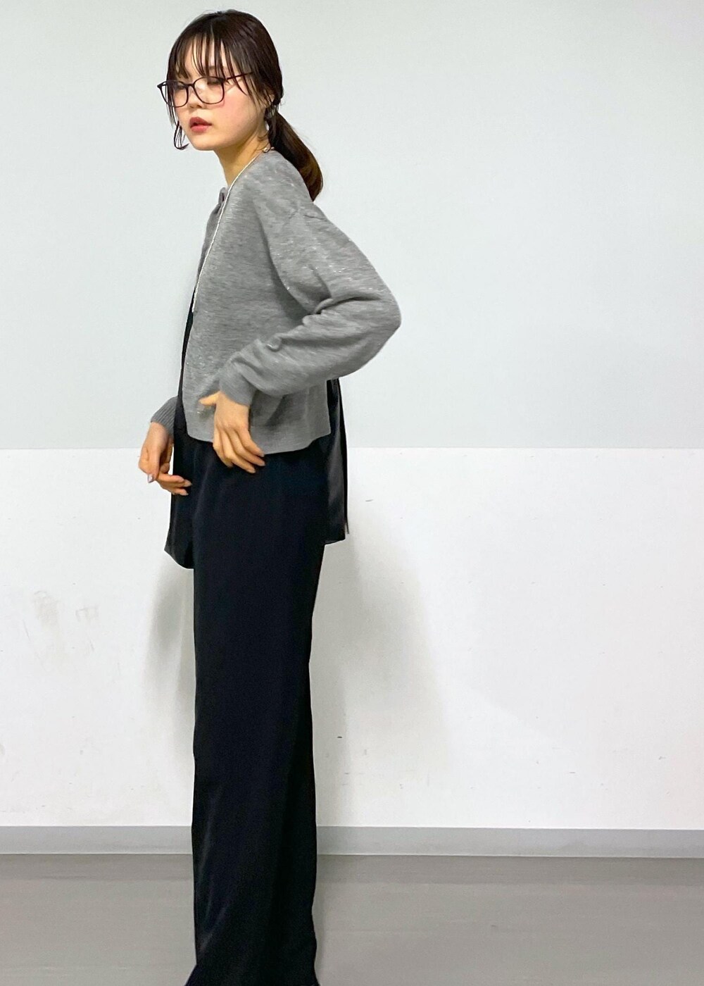 グレー系のカーディガン/ボレロ、グレー系のTシャツ/カットソー、ブラック系のスラックスを着用したレディースの春コーディネートの9枚目の写真