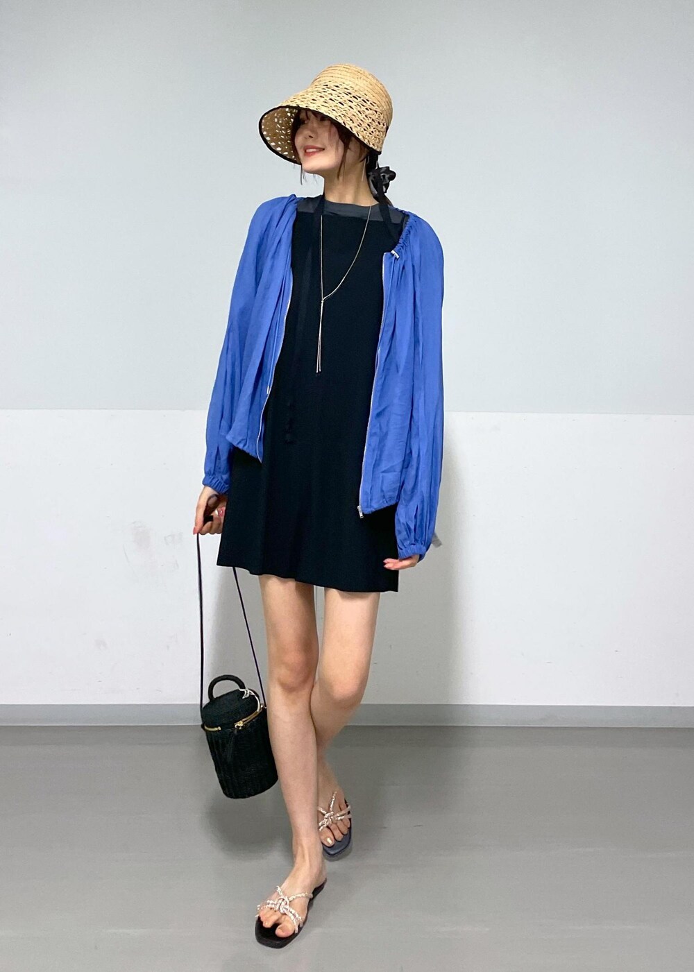 ブラック系のショルダーバッグ、ゴールド系のサンダル、ブラック系のTシャツ/カットソーを着用したレディースの夏コーディネートの10枚目の写真