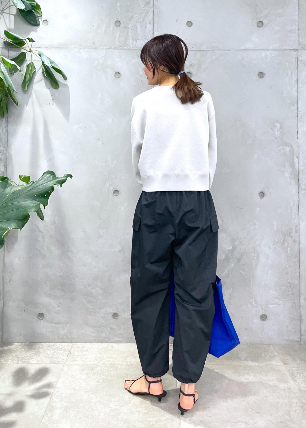 グレー系のTシャツ/カットソー、ブラック系のカーゴパンツ、グレー系のカーディガン/ボレロを着用したレディースの冬コーディネートの8枚目の写真