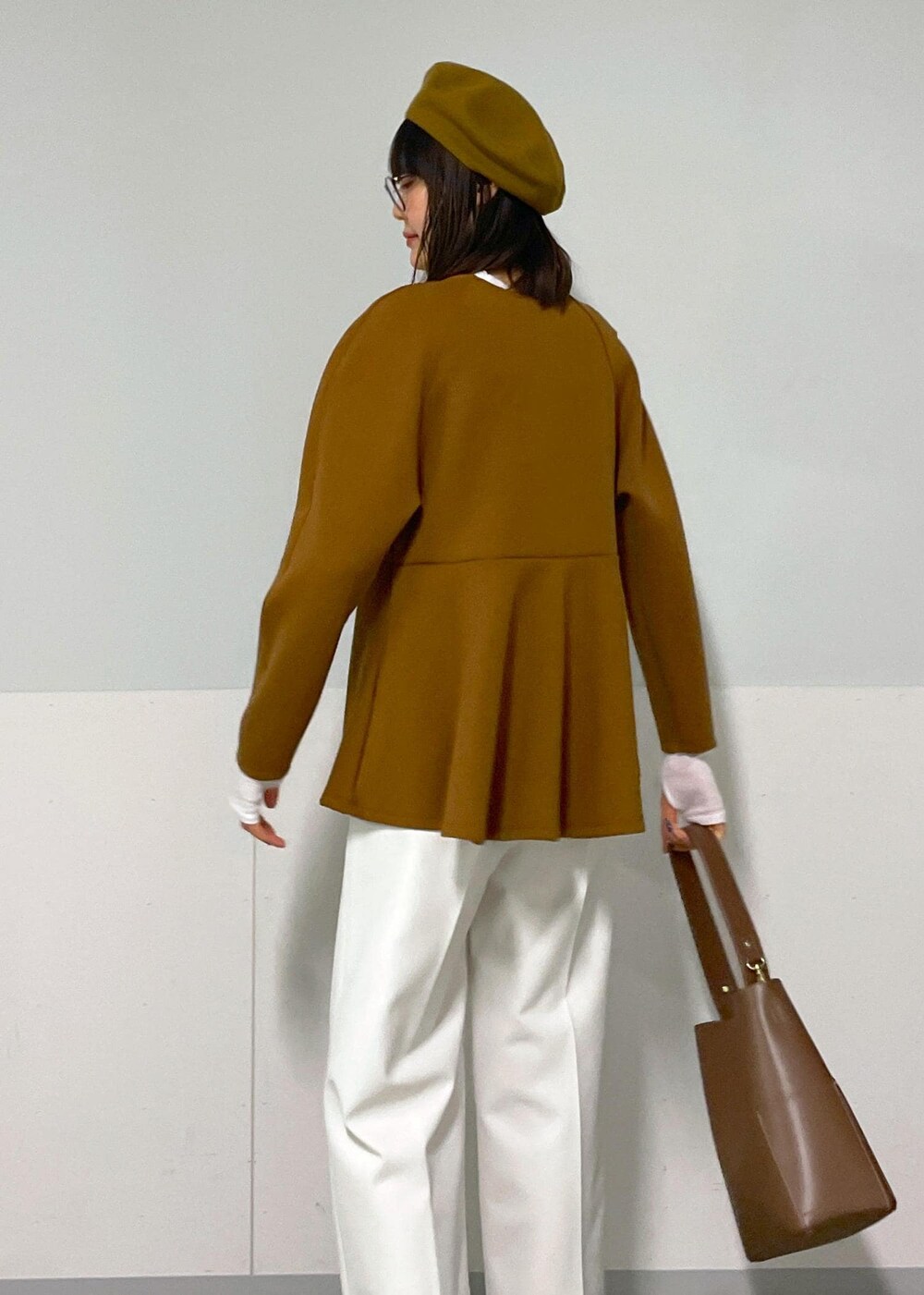 ブルー系のピーコート、ブラウン系のTシャツ/カットソー、ホワイト系のその他パンツを着用したレディースの秋コーディネートの3枚目の写真