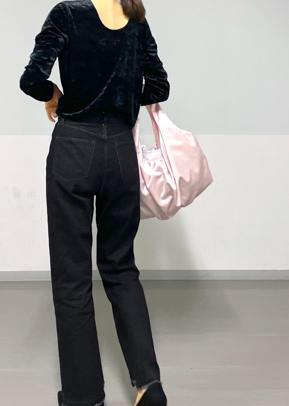 グレー系のデニムパンツ、ブラック系のTシャツ/カットソー、ピンク系のトートバッグを着用したレディースの冬コーディネートの7枚目の写真