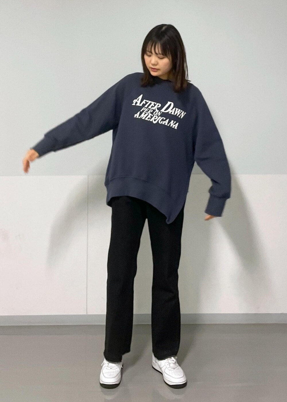 グレー系のスウェット、ベージュ系のダウンジャケット/コート、グレー系のデニムパンツを着用したレディースの冬コーディネートの10枚目の写真
