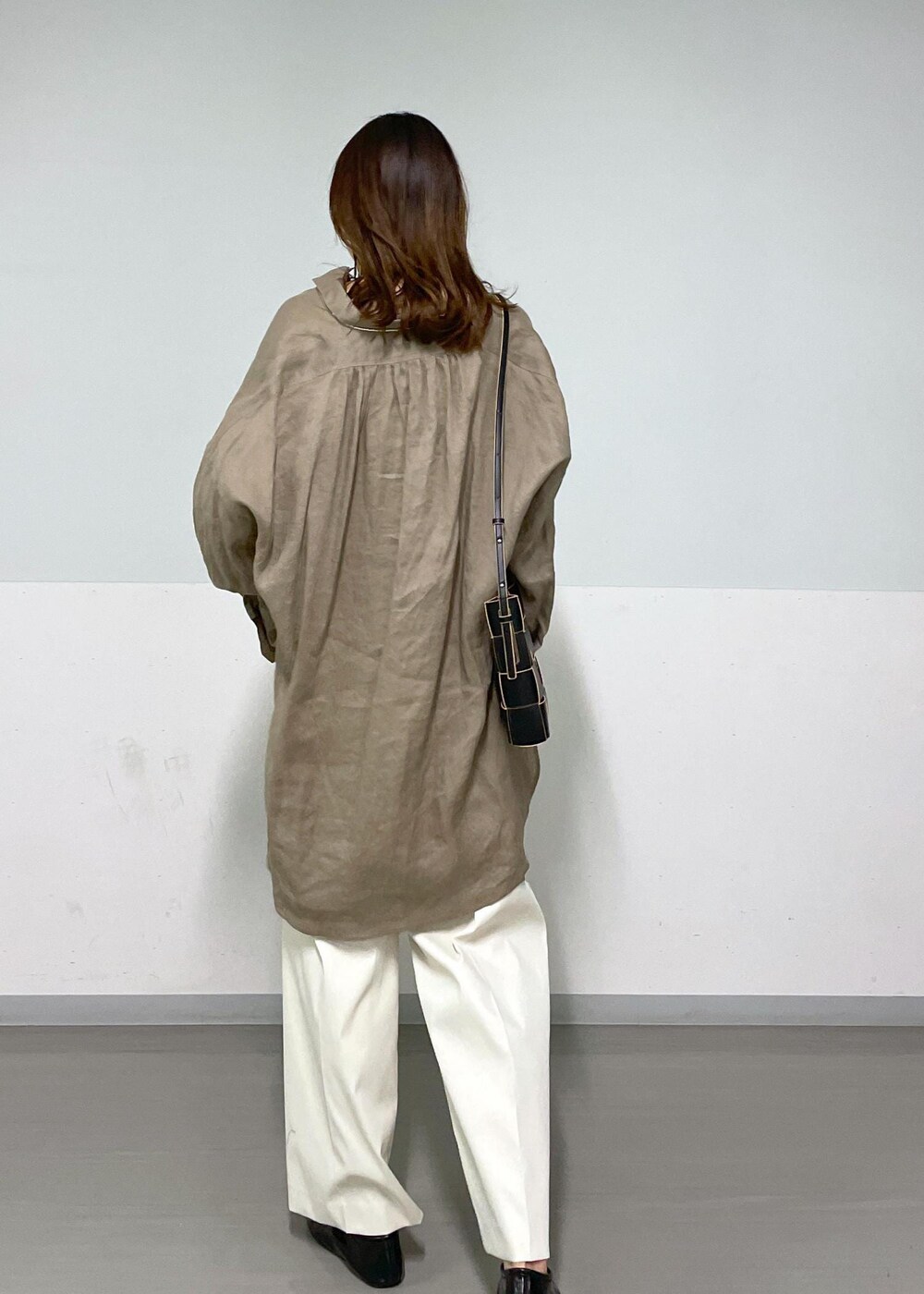 ブラック系のショルダーバッグ、グリーン系のシャツ/ブラウス、ホワイト系のその他パンツを着用したレディースの春コーディネートの5枚目の写真